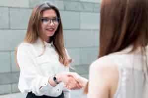 Foto gratuita mujeres de negocios juntas en la calle