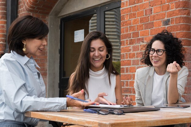 Mujeres de negocios modernas hermosas que trabajan afuera