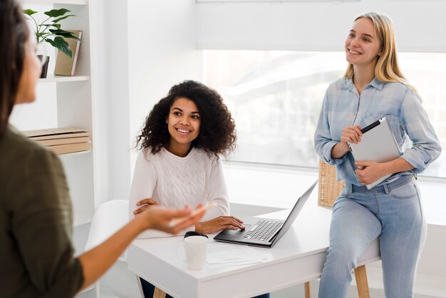 Mujeres de negocios en la oficina trabajando