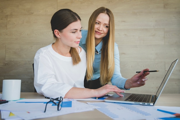 Foto gratuita mujeres de negocios con portátil