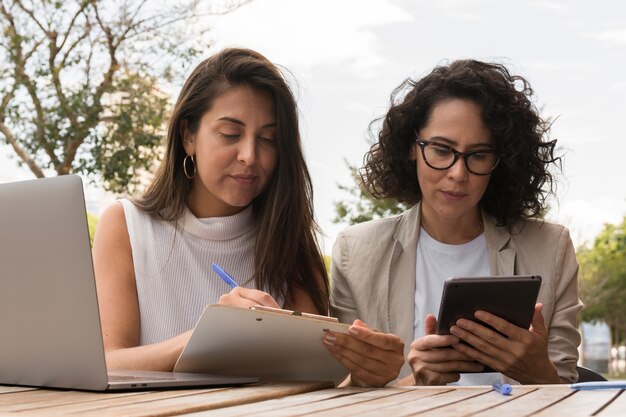 Mujeres de negocios que trabajan al aire libre