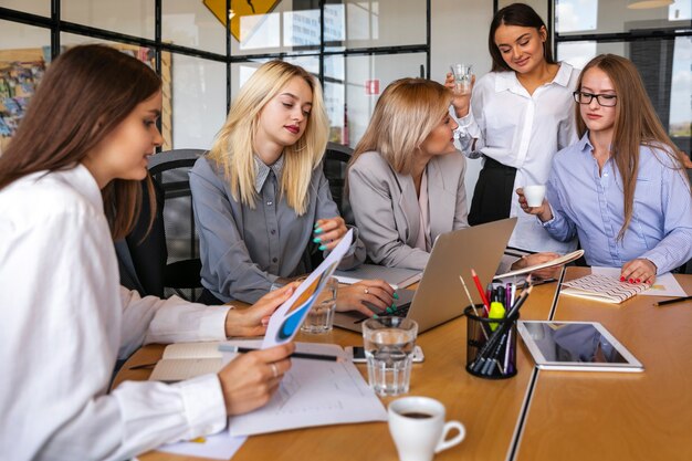 Mujeres de negocios reunidas en estrategias