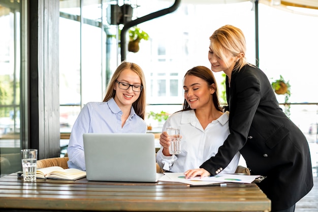 Mujeres de negocios reunidos en la oficina