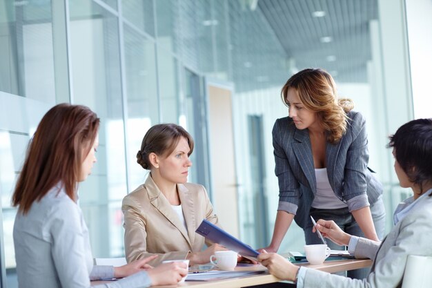 Mujeres de negocios en una reunión 