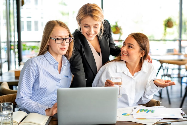 Mujeres de negocios sonrientes en la oficina