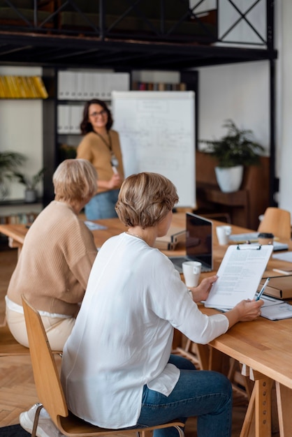 Mujeres de negocios de tiro medio discutiendo