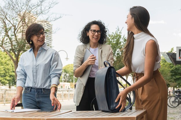 Mujeres de negocios tomando un descanso afuera