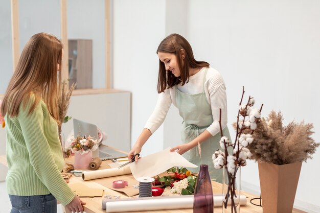 Mujeres de negocios trabajando en florería