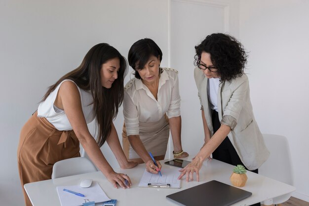 Mujeres de negocios trabajando juntas en un proyecto