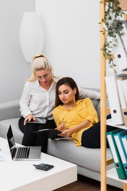 Mujeres de negocios trabajando en un sofá