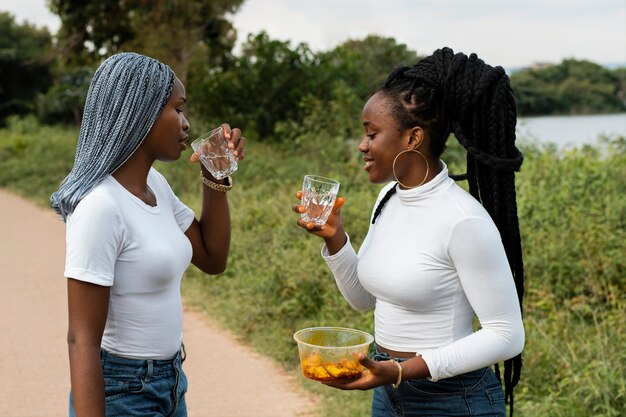 Mujeres nigerianas de tiro medio al aire libre