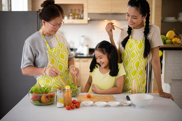 Mujeres y niña preparando comida