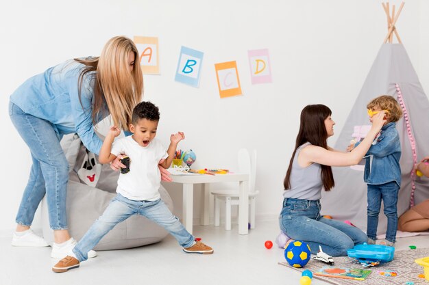 Mujeres y niños jugando en casa