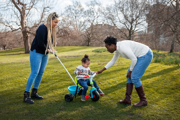 Foto gratuita mujeres y niños de tiro completo en el parque