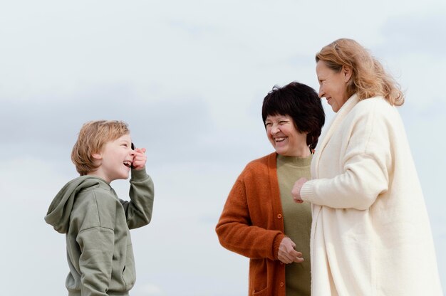 Mujeres y niños de tiro medio al aire libre