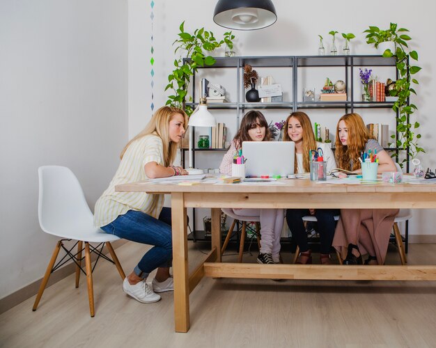 Mujeres en la oficina que colaboran en el proyecto