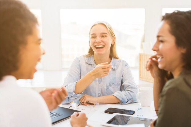 Mujeres en la oficina trabajando juntas