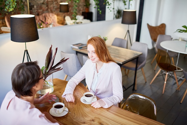 Mujeres en pausa para tomar café