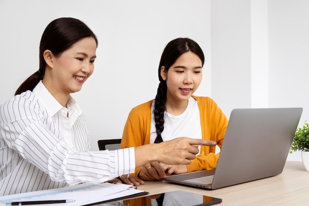 Mujeres pensando en nuevas ideas para un proyecto de trabajo