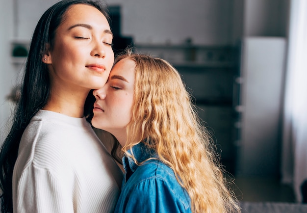 Mujeres de pie juntas