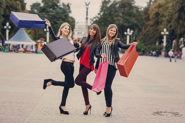 Foto gratuita mujeres con una pierna levantada