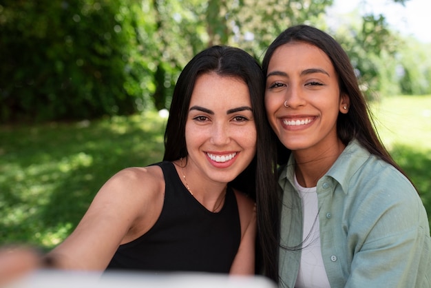 Foto gratuita mujeres de plano medio pasando tiempo de calidad al aire libre