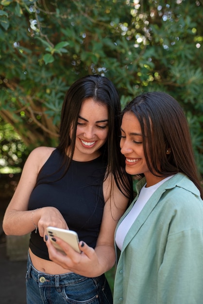 Foto gratuita mujeres de plano medio pasando tiempo de calidad al aire libre