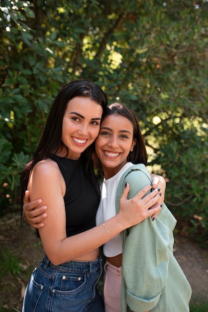 Foto gratuita mujeres de plano medio pasando tiempo de calidad al aire libre