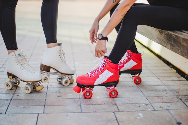 Mujeres, polainas, Llevando, rollerskates