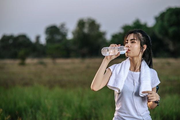 Las mujeres se ponen de pie para beber agua después del ejercicio