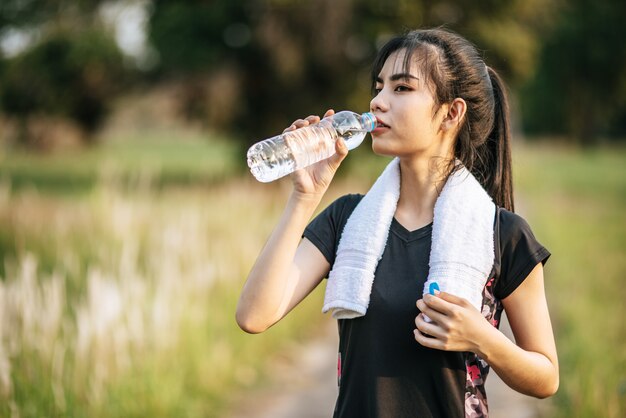 Las mujeres se ponen de pie para beber agua después del ejercicio