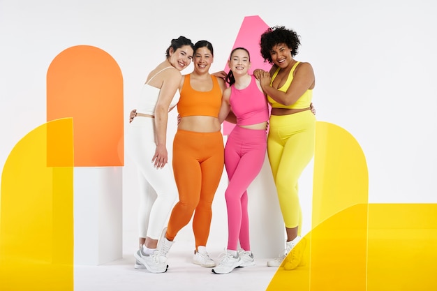 Mujeres posando en el estudio de tiro completo