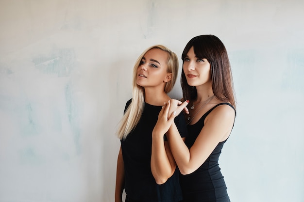 Mujeres posando en la pared