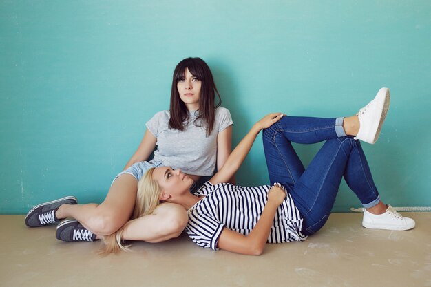 Mujeres posando en la pared