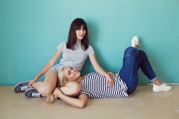 Mujeres posando en la pared