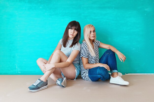 Mujeres posando en la pared