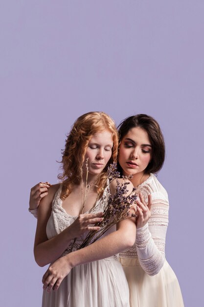 Mujeres posando con un ramo de lavanda y copia espacio