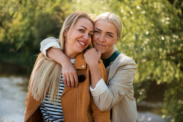 Mujeres, posar, juntos, plano medio