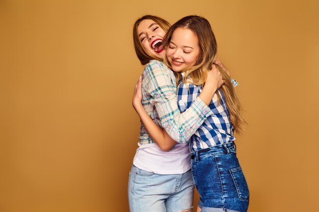 mujeres positivas aisladas volviéndose locas y bailando