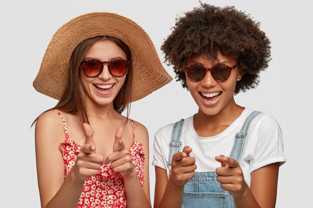 Mujeres positivas de diferente raza.