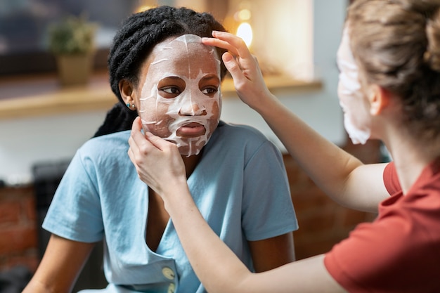 Mujeres practicando el cuidado de la piel en casa