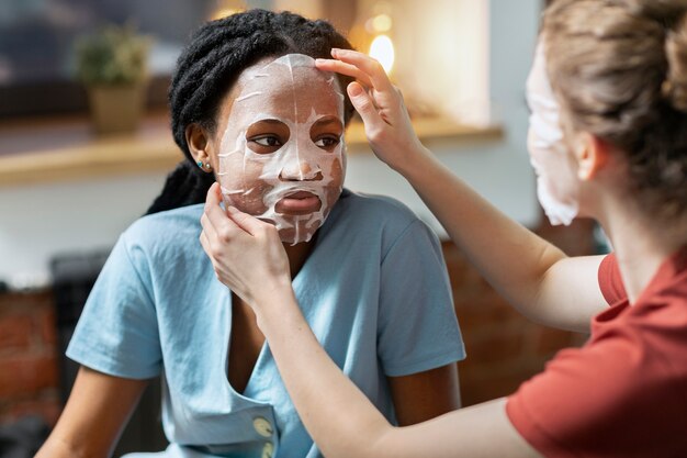 Mujeres practicando el cuidado de la piel en casa