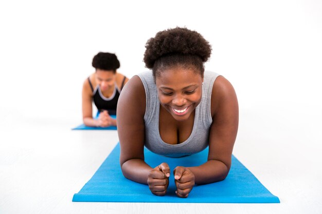 Mujeres practicando fitness en colchoneta
