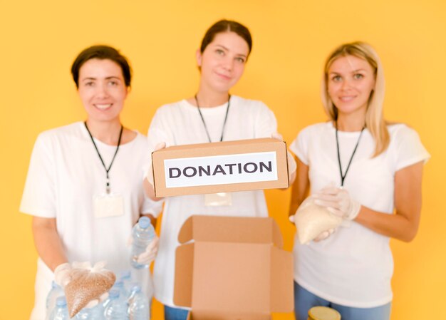 Mujeres preparando cajas con comida para donar