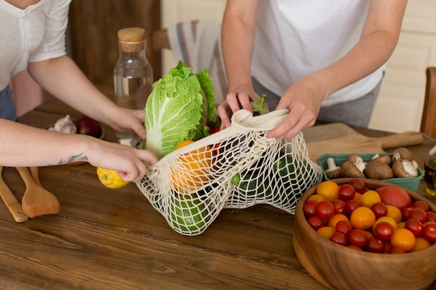 Mujeres preparando comida sana.