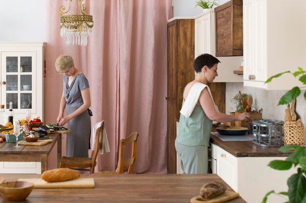 Mujeres preparando comida sana.