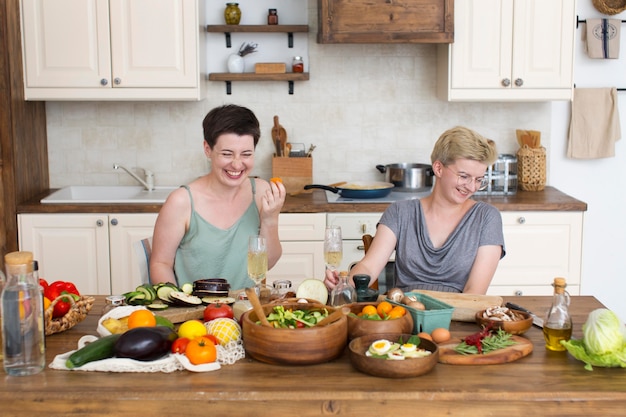 Mujeres preparando comida sana.