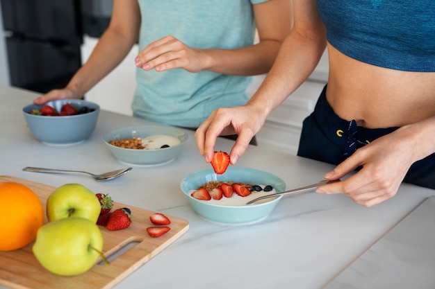 Mujeres preparando comidas saludables alto ángulo