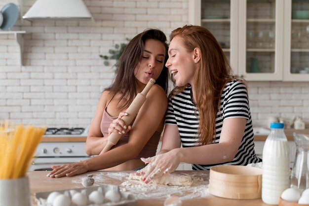 Mujeres preparando juntas una cena romántica en casa