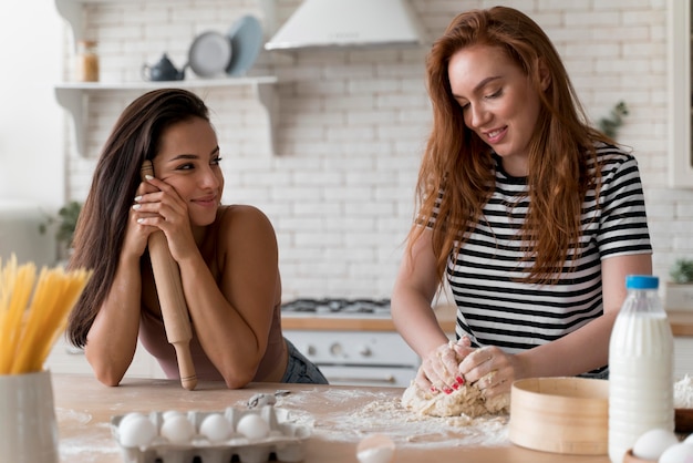 Mujeres preparando juntas una cena romántica en casa